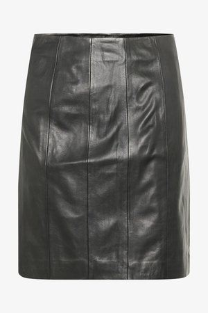 Falda de cuero negra con una silueta ajustada, que presenta costuras verticales para mayor textura y un acabado suave.
