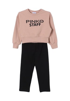 Felpa beige accorciata con testo "PINKO UP STAFF" abbinata a pantaloni neri, mostrata piatta su sfondo bianco.
