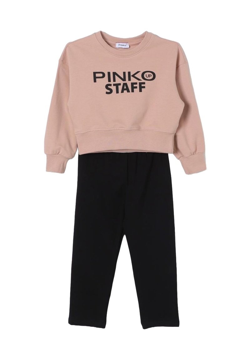 Felpa beige accorciata con testo "PINKO UP STAFF" abbinata a pantaloni neri, mostrata piatta su sfondo bianco.
