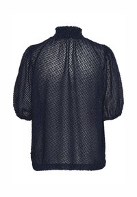 Tengerészkék áttetsző blúz texturált, pöttyös mintával, magas nyakkal és puffos ujjúakkal. Puha anyag, amely kissé áttetsző megjelenésű.