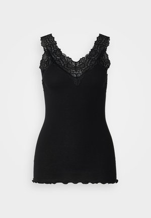 Zwarte geribde tanktop met kantaccenten langs een V-halslijn en een golvende zoom. De textuur is zacht, wat het aansluitende ontwerp versterkt.