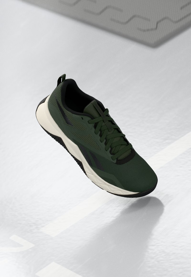 Scarpa sportiva verde con tomaia in rete, dettagli neri e suola intermédiaire bianca. Caratterizzata da un design con lacci e suola in gomma testurizzata.