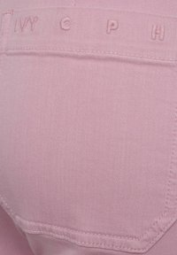 Růžové džíny z denimu s hladkou texturou a vyšitým logem "IVY C P H" na zadní kapse. Klasický detail designu s pěti kapsami.