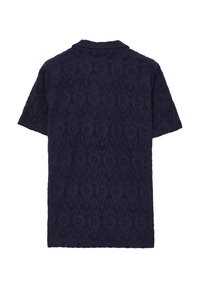 Camicia a maniche corte blu navy con un motivo testurizzato e colletto, progettata con una vestibilità morbida e senza hardware o accenti visibili.