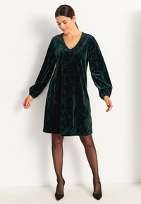 Cellbes of Sweden V-NECK - Cocktailkleid/festliches Kleid - dark green patterned