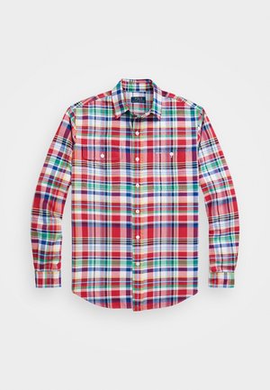 Langärmliges Hemd zum Knöpfen mit kariertem Muster in Rot, Grün, Blau und Weiß sowie zwei Brusttaschen vor weißem Hintergrund.