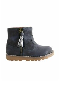 Botine din piele albastru închis, cu fermoar lateral, finisaj texturat, talpă maro și detaliu cu ciucure argintiu atașat la fermoar.