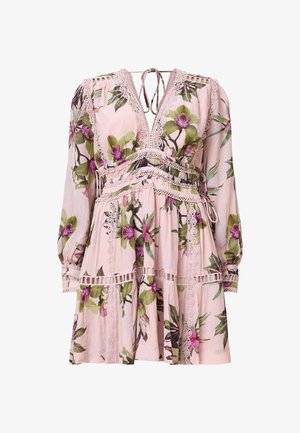 Bloemenpatroon jurk in roze en groen, met lange mouwen, een V-hals, kantafwerkingen en een strik aan de achterkant. Gelaagde ruches aan de onderkant.
