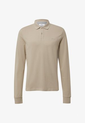 Bež pikka pusa, millel on pikkade varrukatega, pehme puuvill, klassikaline krae, kahe nupu avastus ja õrn logo rinnal.