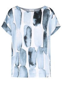 Top de manga corta con un patrón de acuarela en azul claro, azul oscuro y blanco. Cuello redondo y ajuste relajado. Textura de tela suave.