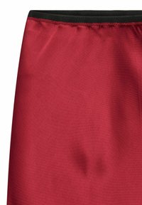 Tessuto rosso con una texture liscia, caratterizzato da una cintura elastica nera nella parte superiore. Il tessuto appare leggero e leggermente riflettente.