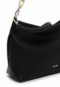 Czarna skórzana torebka o fakturowanej powierzchni, z zakrzywioną górną rączką i złocistym zapięciem. Nazwa marki wytłoczona na złoto.