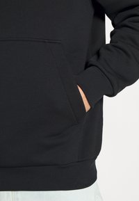 Filippa K Kapuzenpullover - black