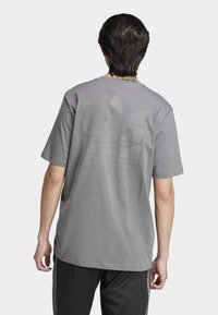 adidas Originals GFX  - Majica kratkih rukava s printom - grey four