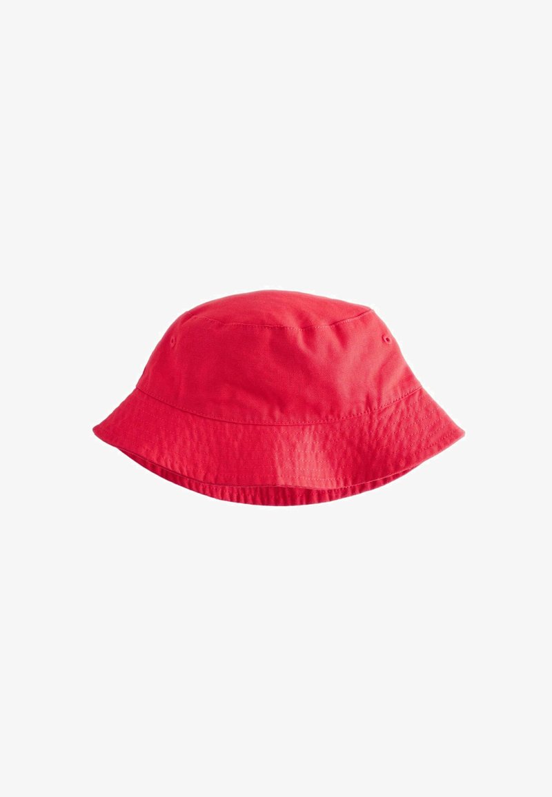 Chapeau seau en coton rouge avec bord cousu et œillets de ventilation sur fond blanc.
