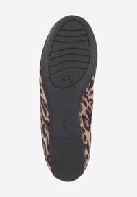 Semelle de chaussures à imprimé léopard en caoutchouc noir avec des rainures texturées. Taille 40 marquée sur la semelle. Dessus en tissu doux dans des nuances de beige et de marron.