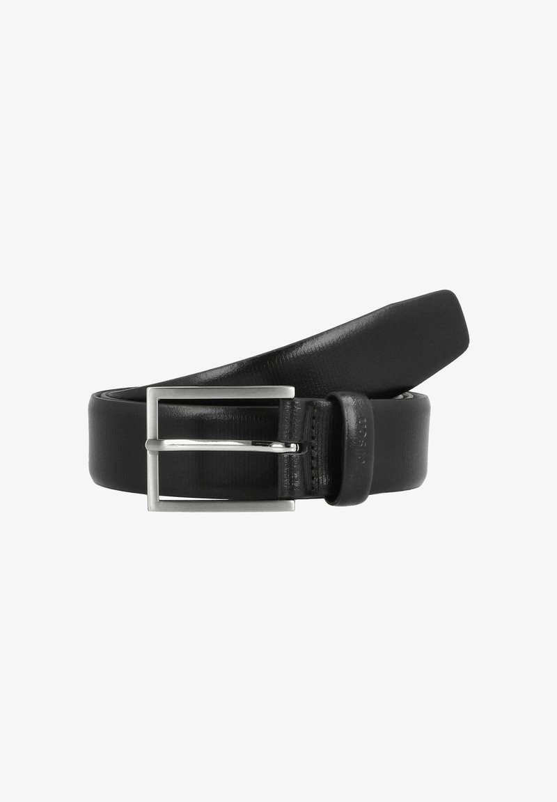 Zwarte leren riem met een gladde afwerking, rechthoekige zilveren metalen gesp en een taps toelopend ontwerp. Geen zichtbare patronen of accenten.