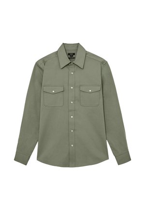 Hosszú ujjú, oliva zöld, patentos ing két első zsebfedővel és fehér patent gombokkal, laposan elhelyezve fehér háttéren.