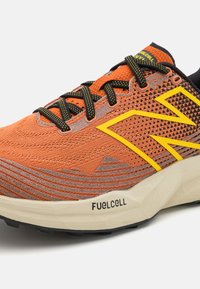 New Balance FUELCELL VENYM - Trail tekaški čevlji - infield clay