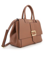 Sac à main en cuir marron avec une silhouette structurée, fermeture à boucle dorée et poignées doubles. Comprend une bandoulière amovible et une finition texturée.
