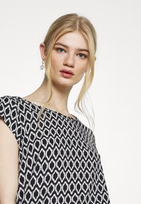 ONLY ONLVIC AOP  - T-shirt estampada - black