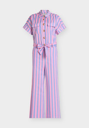 Combinaison à manches courtes boutonnée avec des rayures verticales roses et lavande, poches poitrine, boutons en bois et ceinture assortie en tissu nouée à la taille.