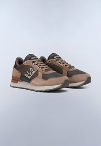 Sneaker in suede e rete marrone e beige con suola in gomma, punta perforata e logo sul lato. Presenta accenti scuri a contrasto.