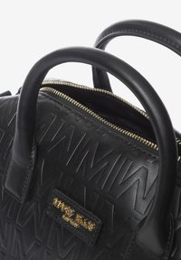 Borsa a mano in pelle nera texture con logo embossato, chiusura con zip dorata e manici arrotondati doppi. Design compatto adatto all'uso quotidiano.