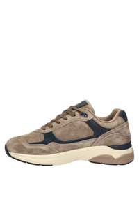 Brązowe zamszowe sneakersy z granatowymi akcentami, okrągłym czubkiem i grubą białą podeszwą środkową. Posiadają sznurowadła oraz teksturowane detale po bokach.
