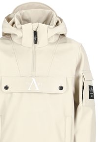 Giacca impermeabile beige con colletto alto, zip frontale, due tasche sul petto e logo sul davanti. Presenta un cappuccio regolabile e una tasca laterale.