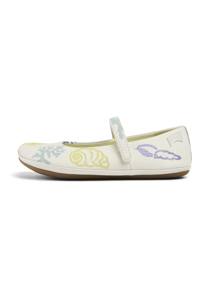 Zapato plano con parte superior blanca que presenta coloridos bordados de conchas marinas y corales. Correa ajustable; puntera redonda; suela de goma flexible.