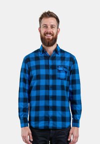 Camisa de cuadros azul y negra para hombre, de manga larga, con diseño de botones, que presenta un bolsillo en el lado izquierdo del pecho con un material texturizado.
