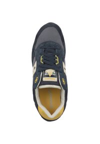 Dunkelblaue Wildleder- und Mesh-Sneaker mit grauen Akzenten, beigem Seitenpanel und gelben Ösen. Verfügt über runde Schnürsenkel und einen gepolsterten Schaft.
