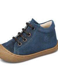 Modré semišové šněrovací boty s černými tkaničkami, polstrovaným límcem a gumovou podešví; obsahují texturovanou gumu na podrážce a zelené vyšívání.