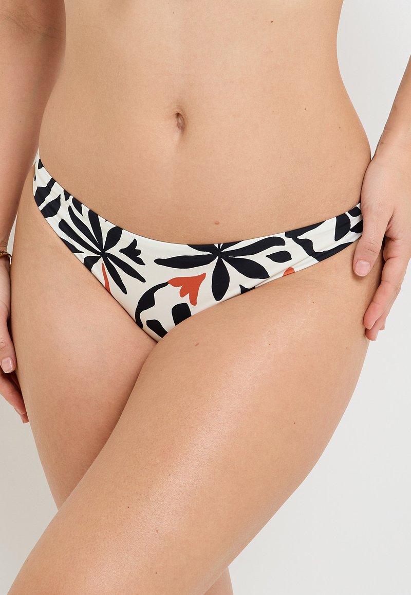 Bikini in bianco con grandi motivi floreali neri e arancioni. Presenta un design a vita bassa e un tessuto morbido e elastico.