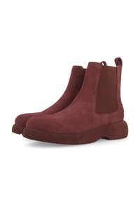 Bottines Chelsea bordeaux en suède avec des panneaux latéraux élastiques et une semelle texturée et épaisse. Elles sont dot�ées de languettes pour un enfilage facile.