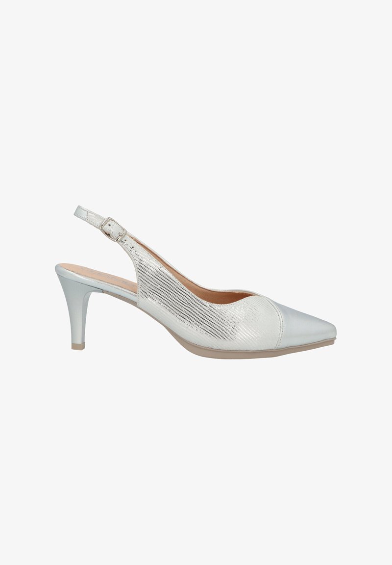 Zapato de tacón alto blanco tipo slingback con punta afilada, parte superior texturizada y acentos metálicos. Presenta una correa con hebilla y una suela de color beige claro.
