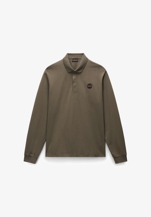 Langärmliges olivgrünes Poloshirt aus weicher Baumwolle. Verfügt über einen Kragen und ein kreisförmiges Logo-Patch auf der Brust.