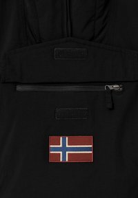 Schwarze Stoffjacke mit einer Reißverschlusstasche, Klettflächen und einer gestickten norwegischen Flagge in Rot, Weiß und Blau auf der Vorderseite.