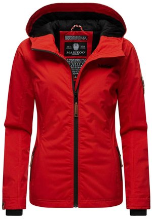 Veste imperméable rouge avec une fermeture éclair sur le devant, capuche ajustable et doublure noire. Comprend des poches latérales zippées et un tissu texturé pour plus de durabilité.
