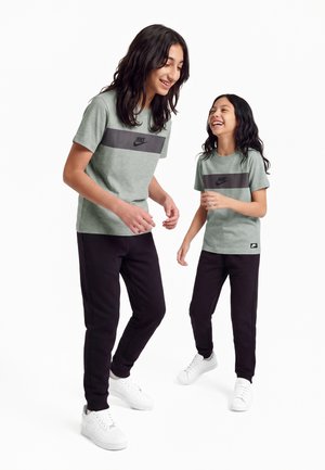 Nike Sportswear, TEE BRANDMARK UNISEX - T-shirts print - grey heather