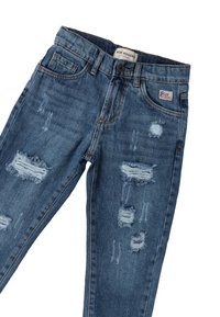 Denim-Jeans in mittlerem Blau mit beschädigten Rissen und ausgefransten Kanten. Standard-Fünf-Taschen-Design mit Knopfverschluss und Logo-Patch.