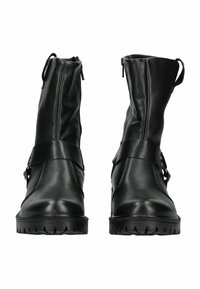 Schwarze Lederstiefel mit einem hohen Design, Reißverschluss auf der Rückseite und breitem Riemen mit silberner Hardware um den Knöchel. Strukturiertes Sohlenprofil für besseren Halt.