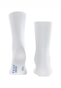 Ein Paar weiße gerippte Crew-Socken, wobei eine die Sohle mit blauer Schrift "FALKE RUNNER" und Größenmarkierungen zeigt.
