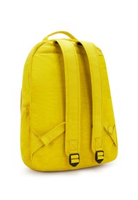 Sac à dos jaune avec bretelles rembourrées et ajustables, forme rectangulaire, tissu texturé, poche latérale et fermetures à boucle sur les bretelles.