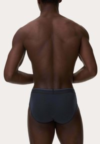 Donkergrijze herenboxers met een dunne tailleband en lichtblauw accent. Glad textuur, slim fit ontwerp en low-rise stijl.