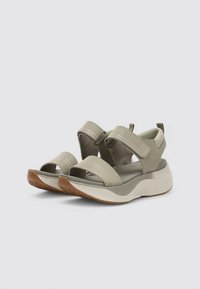 Sandalias de color gris claro con correas ajustables de velcro, suela acolchada, forma redondeada y suela de goma texturizada.