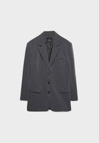 Blazer gris foncé avec revers crantés, trois boutons sur le devant, deux poches à rabat et une poche poitrine passepoilée, présenté sur un fond uni.