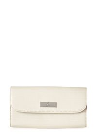 Cartera blanca con estampado de cocodrilo, cierre de hardware plateado y diseño plano, que presenta una textura suave y mínimos detalles de costura.