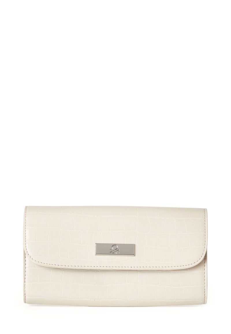 Cartera blanca con estampado de cocodrilo, cierre de hardware plateado y diseño plano, que presenta una textura suave y mínimos detalles de costura.